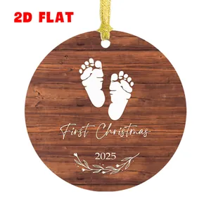 Detailansicht eines runden Holzanhängers mit Babyfüßen und Text First Christmas 2025