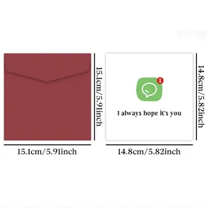 Detail van de rode vierkante envelop en grappige kerstkaart met sociale media notificatie