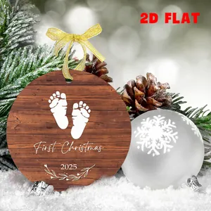 Detail von hölzernem First Christmas 2025 Ornament mit Band zwischen Tannenzapfen