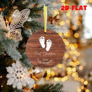Detailansicht des Weihnachtsbaumanhängers 2025 mit Baby-Fußabdrücken aus Holz