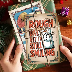 Gros plan d'une carte de Noël vintage avec bonhomme de neige et ficelle sur boîte cadeau