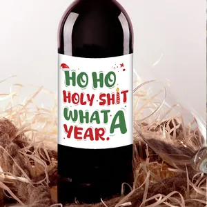 Détail d'une étiquette de vin de Noël amusante avec texte Ho Ho Holy Shit et décorations