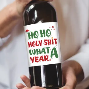 Vue détaillée d'étiquettes de vin de Noël amusantes sur une bouteille pour les fêtes