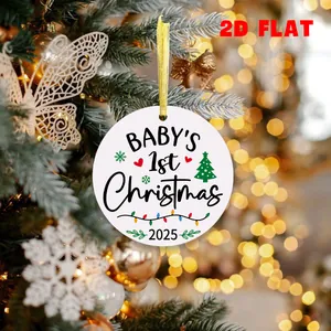 Nahaufnahme von 2D flachem Acryl-Ornament mit Babys erstem Weihnachtsfest 2025 Aufdruck