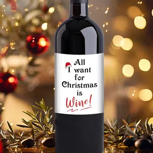 Détail d'étiquette de bouteille de vin de Noël avec écriture festive et lumières
