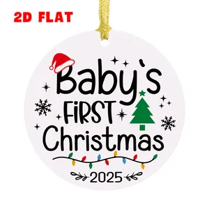 Detail eines runden Baby's First Christmas 2025 Acryl-Ornaments mit goldenem Aufhängeband