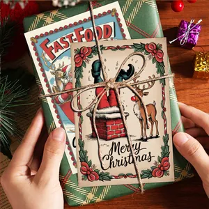 Gros plan de cartes de Noël vintage avec Père Noël et renne attachées avec de la ficelle