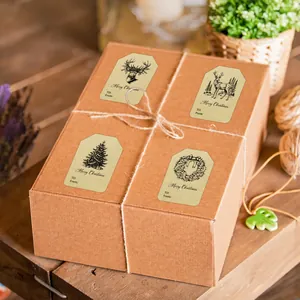 Étiquettes de cadeau de Noël rétro en papier kraft avec renne et corde de chanvre