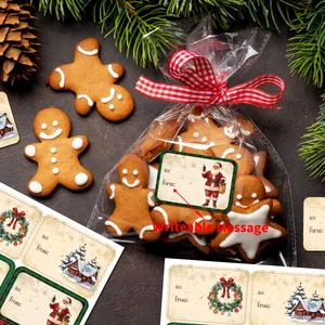 Set mit Retro-Weihnachtsanhängern und beschreibbaren To-From Etiketten auf Holz