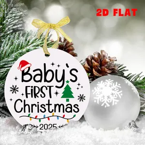 Detailansicht des Weihnachtsbaumanhängers 2025 Baby's First Christmas mit goldener Schleife