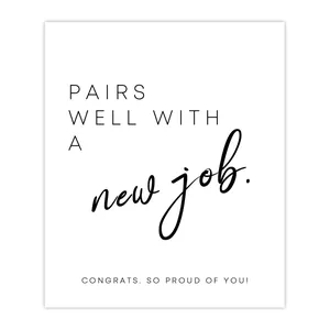 Nahaufnahme minimalistischer Weihnachts-Aufkleber für Weinflaschen mit 'New Job' Glückwunsch