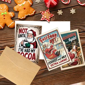 Cartes de Noël rétro avec enveloppes sur fond de bois avec décorations de pain d'épices