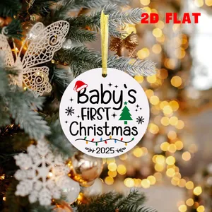 Detailansicht des Acrylanhängers Baby's First Christmas 2025 an einem Weihnachtsbaum