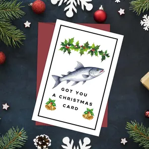 Grappige kerstkaart met visillustratie en rode envelop op feestelijke achtergrond