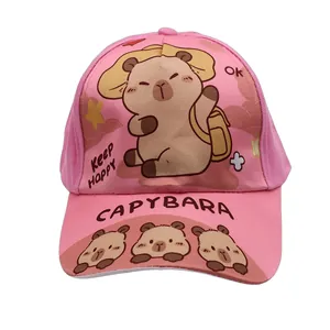 Detail einer rosa Baumwoll-Baseballkappe mit süßen Capybara-Drucken und Schriftzug