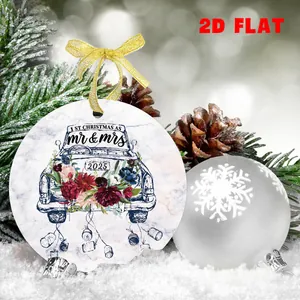 Detailaufnahme des runden 2025 1st Christmas Mr & Mrs Acryl-Anhängers mit Auto