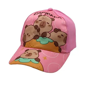 Detail der rosa Baumwoll-Baseballkappe mit süßem Wasserschwein-Aufdruck und Text
