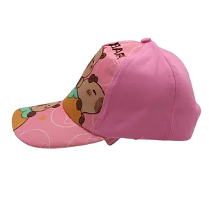 Seitenansicht der rosa Kinder-Baseballkappe mit buntem Cartoon-Wasserschwein-Druck
