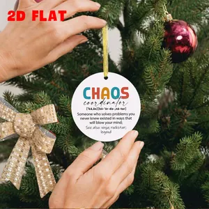 Nahaufnahme von Chaos Coordinator Acryl-Anhäger an einem Weihnachtsbaum