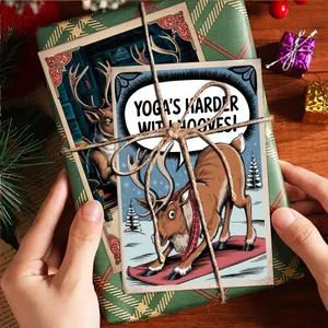 Gros plan de cartes de Noël vintage avec illustrations d'humour yoga de renne sur bois