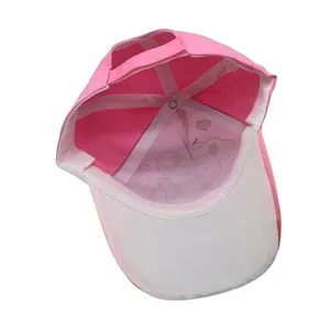 Detail der Innenseite einer rosa Kinder-Baseballkappe mit Cartoon-Druck und Verschluss