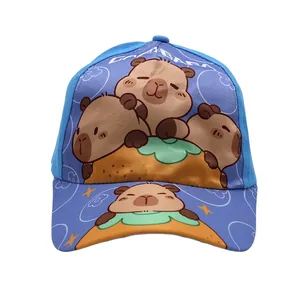 Nahaufnahme des Capybara-Aufdrucks auf Kinder-Baseballkappe mit blauem Blumenmuster