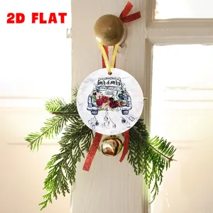 Nahaufnahme eines Acryl-Weihnachtsanhängers mit Marmortextur an einem Türgriff