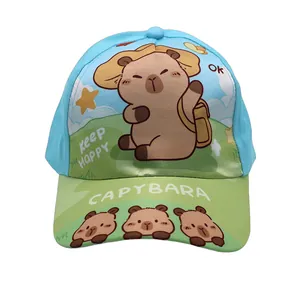 Detail der blau-grünen Capybara Kinder-Baseballkappe mit Keep Happy Print und Cartoon-Motiv
