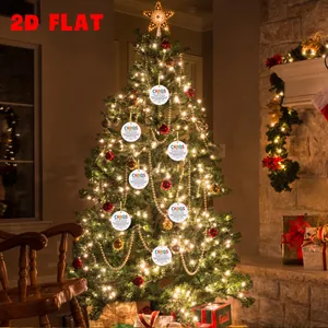 Detailansicht eines flachen Acrylanhängers Chaos Coordinator am festlichen Weihnachtsbaum