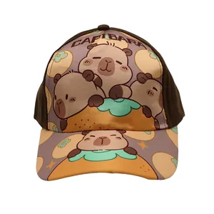 Detailansicht des Capybara-Cartoon-Prints auf der braun-violetten Kinder-Baseballkappe