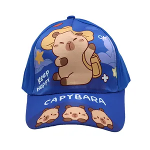 Detailsicht der Kinder-Baseballkappe mit Capybara-Aufdruck und Cartoon-Grafiken