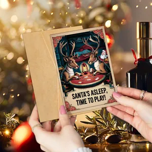 Détail d'une carte de Noël montrant des rennes jouant au poker avec une enveloppe kraft