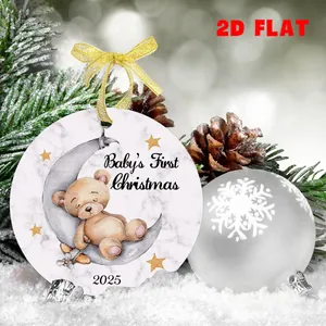 Detailansicht des flachen Baby's First Christmas 2025 Acryl-Anhängers am Tannenbaum