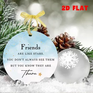 Flacher Acryl-Weihnachtsanhänger mit Spruch auf verschneitem Tannenzweig hängend