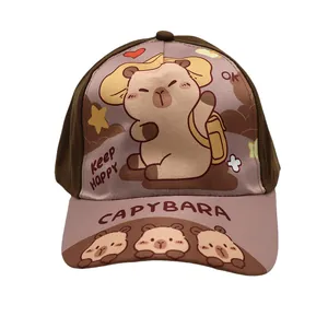 Detail des Capybara-Cartoon-Prints auf pinker Baseballkappe mit Keep Happy-Text