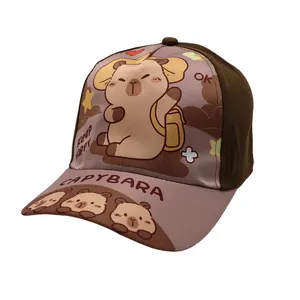 Detail der Capybara-Stickerei auf der lila-braunen Baseballkappe für Kinder
