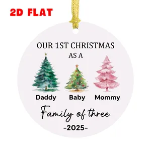 Makro-Detail eines flachen 2D Acryl-Weihnachtsschmucks 2025 mit goldener Kordel
