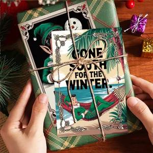 Détail d'une carte de Noël avec illustration vintage d'elfe à la plage et ficelle