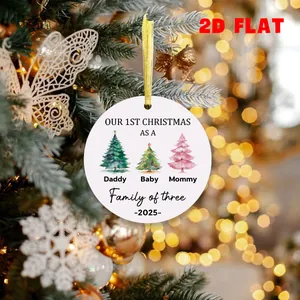 Erstes Weihnachten 2025 Familie zu dritt Ornament an einem festlichen Weihnachtsbaum