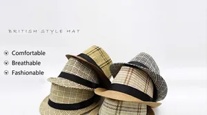 Dettaglio di vari cappelli fedora in stile britannico con motivi scozzesi e intrecciati