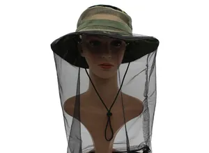 Détail d'un chapeau de moustique camouflage avec moustiquaire fine et maille respirante