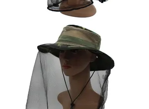 Détail du chapeau anti-moustique avec bord camouflage et filet de protection respirant