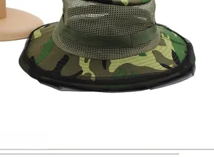 Détail d'un chapeau de soleil avec couronne en maille et filet anti-insectes en camouflage