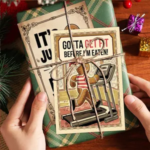 Détail d'une carte de Noël amusante avec un bonhomme de pain d'épices sur un cadeau