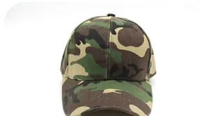 Detailansicht einer klassischen Camouflage-Baseballkappe aus robustem Baumwollgewebe von oben