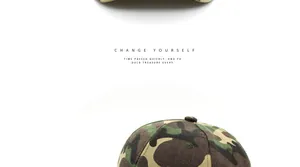 Nahaufnahme der Camouflage-Baseballkappe mit Belüftungslöchern und Twill-Baumwolltextur