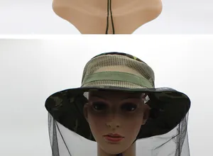 Vue détaillée du chapeau de soleil camouflage avec moustiquaire et jugulaire réglable