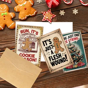 Gros plan de cartes de Noël vintage avec enveloppes kraft sur une table en bois brun