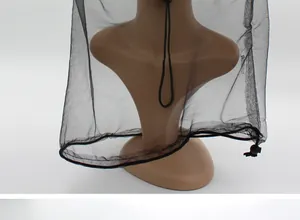 Détail de la moustiquaire de tête noire avec cordon de serrage et boucle réglable