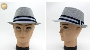 Detail van marineblauwe strooien fedora hoed met gestreept lint op een model